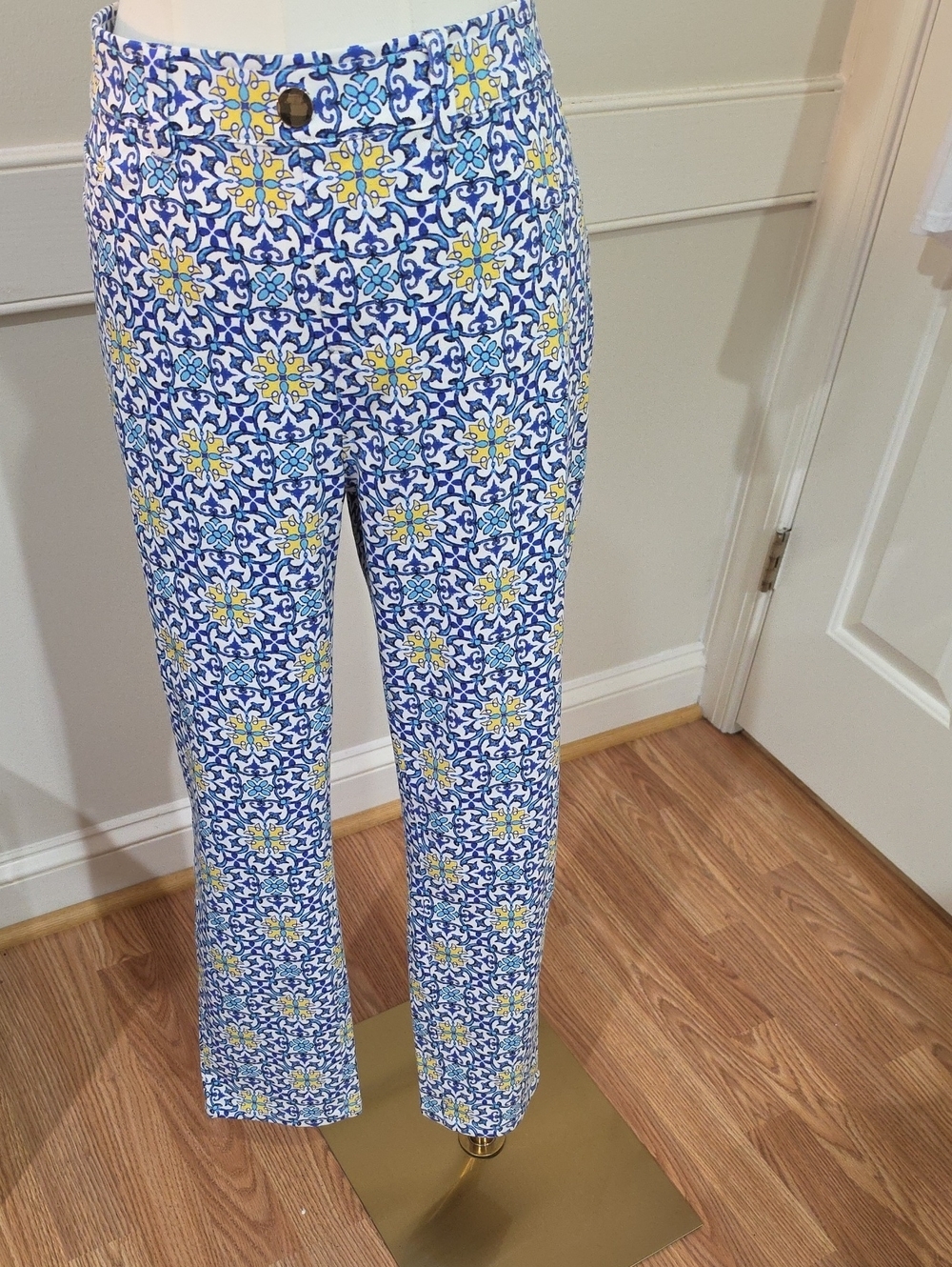 Rafaella Comfort Women's Size 14 Cropped Capri Pants Blue & Yellow Tile Print